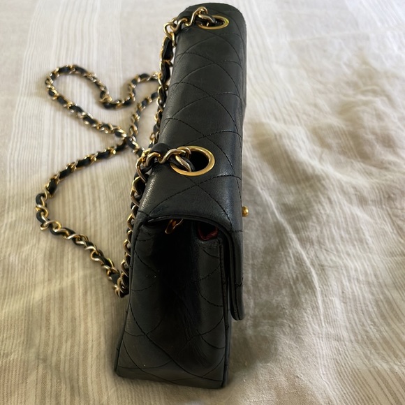 Chanel vintage black small single flap crossbody bag with gold hardware - Picture 10 of 13